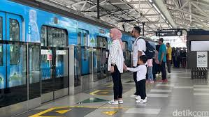 Foto: Pemprov DKI menerapkan tarif khusus Rp 1 untuk penumpang MRT, LRT, dan TransJakarta dalam rangka HUT ke-79 TNI. Masyarakat senang dan kaget atas kebijakan itu. (Rumondang/detikcom)