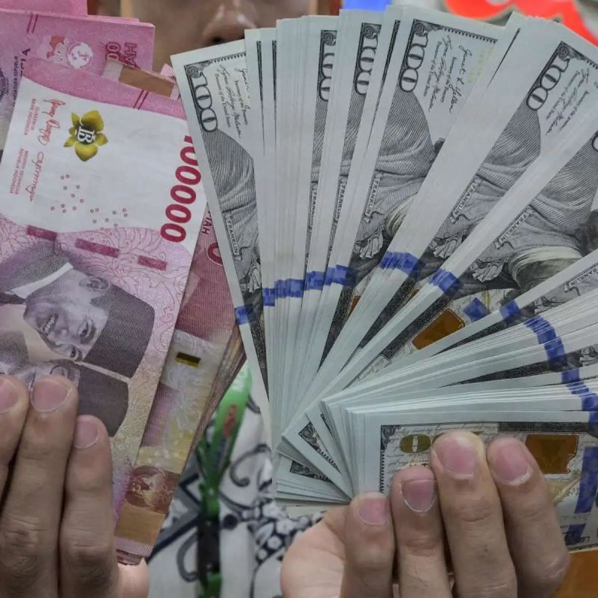 [ILUSTRASI. Nilai tukar rupiah terhadap dolar AS. (AFP/BAY ISMOYO)]