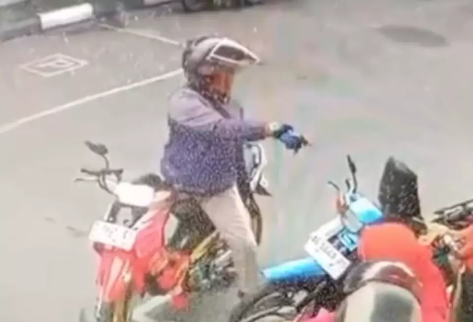 Rekman CCTV aksi koboi pengendara motor di SPBU Bandung. (Beritasatu.com/Aep)