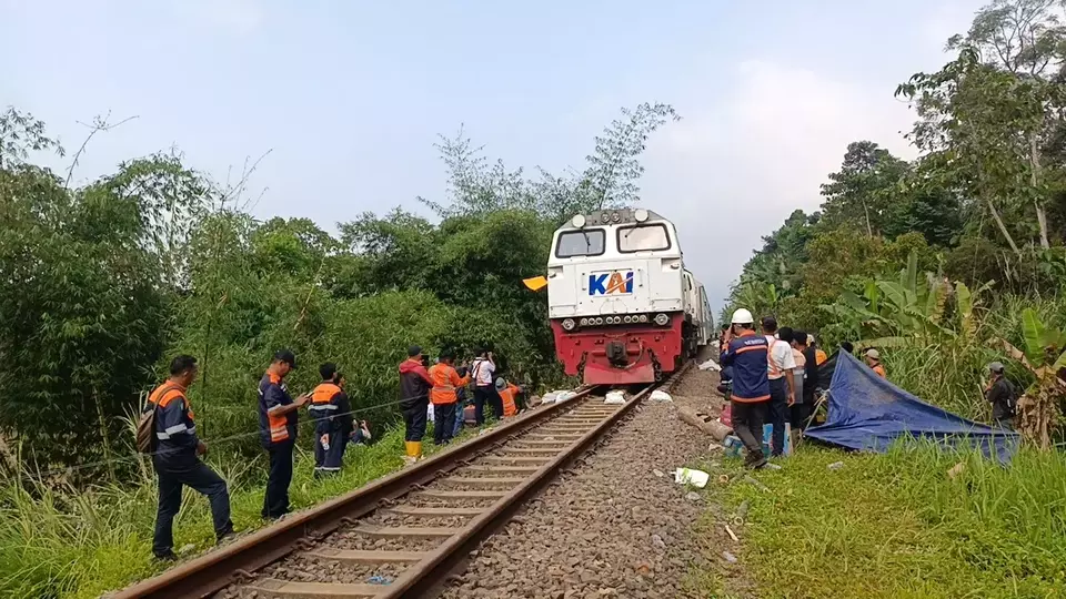 Kereta Api (KA) Siliwangi relasi Cipatat-Sukabumi kembali normal setelah jalur terdampak gogosan atau longsoran tanah. (Beritasatu.com/Riski Maulana)