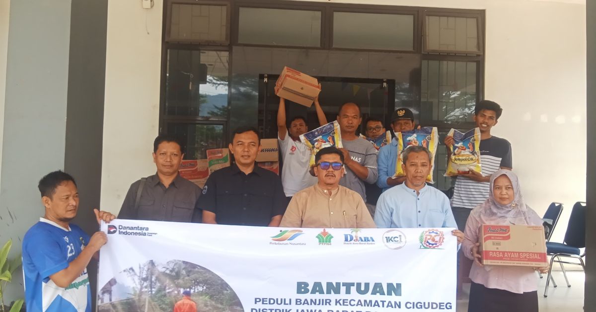 Kolaborasi PTPN IV dan FKJBP Bogor Barat salurkan bantuan bagi korban banjir dan longsor di Cigudeg.( Dede Surya).