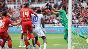 Kiper Persijap Jepara, Sendri Johansyah menangkap bola umpan Bruno Tubarrao dalam laga Persija vs Persijap di Stadion Gelora Bung Karno, Jakarta, Sabtu (3/1/2026). (Sumber: Kompas.tv/Rizkyadesaputro)