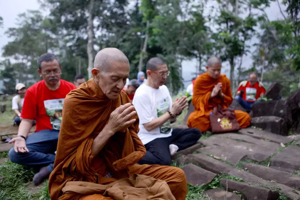 Sejumlah tokoh menggelar doa lintas iman di kawasan Gunung Padang. (Istimewa/Istimewa)
