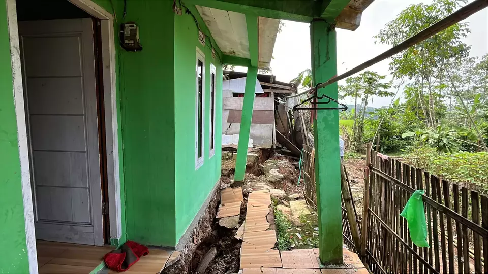 Puluhan rumah warga terancam, sejumlah bangunan rusak, dan akses jalan utama terganggu setelah terjadinya pergerakan tanah di Cianjur, Jawa Barat.