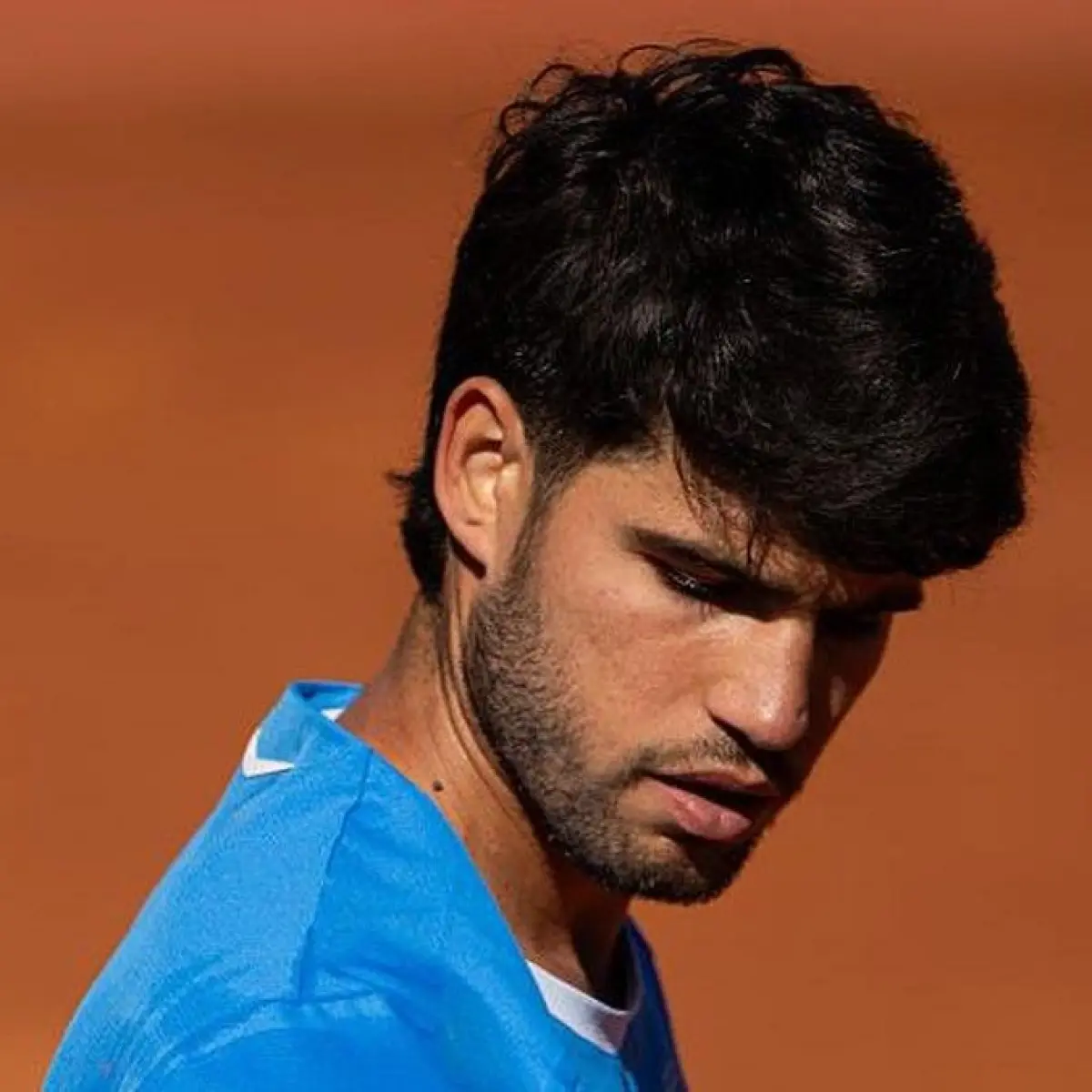 Carlos Alcaraz saat berlaga di Barcelona Open pada bulan ini. Foto: Getty Images/Judit Cartiel