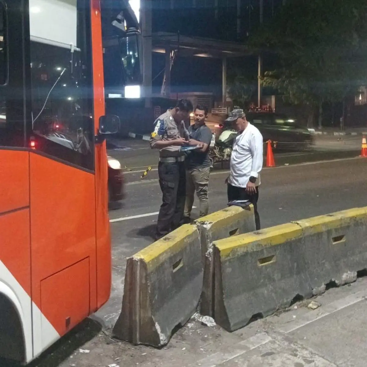 Foto: Kecelakaan lalu lintas tunggal bus TransJ terjadi di Jalan HR Rasuna Said, Jaksel. Bodi bus TransJakarta ringsek usai menabrak separator atau pembatas jalan. (dok Istimewa)