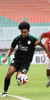 Dokumentasi - Pemain PSMS (hijau) membawa bola dibayangi pemain Garudayaksa pada laga kedua tim di Stadion Pakansari, Bogor (ANTARA/HO-)