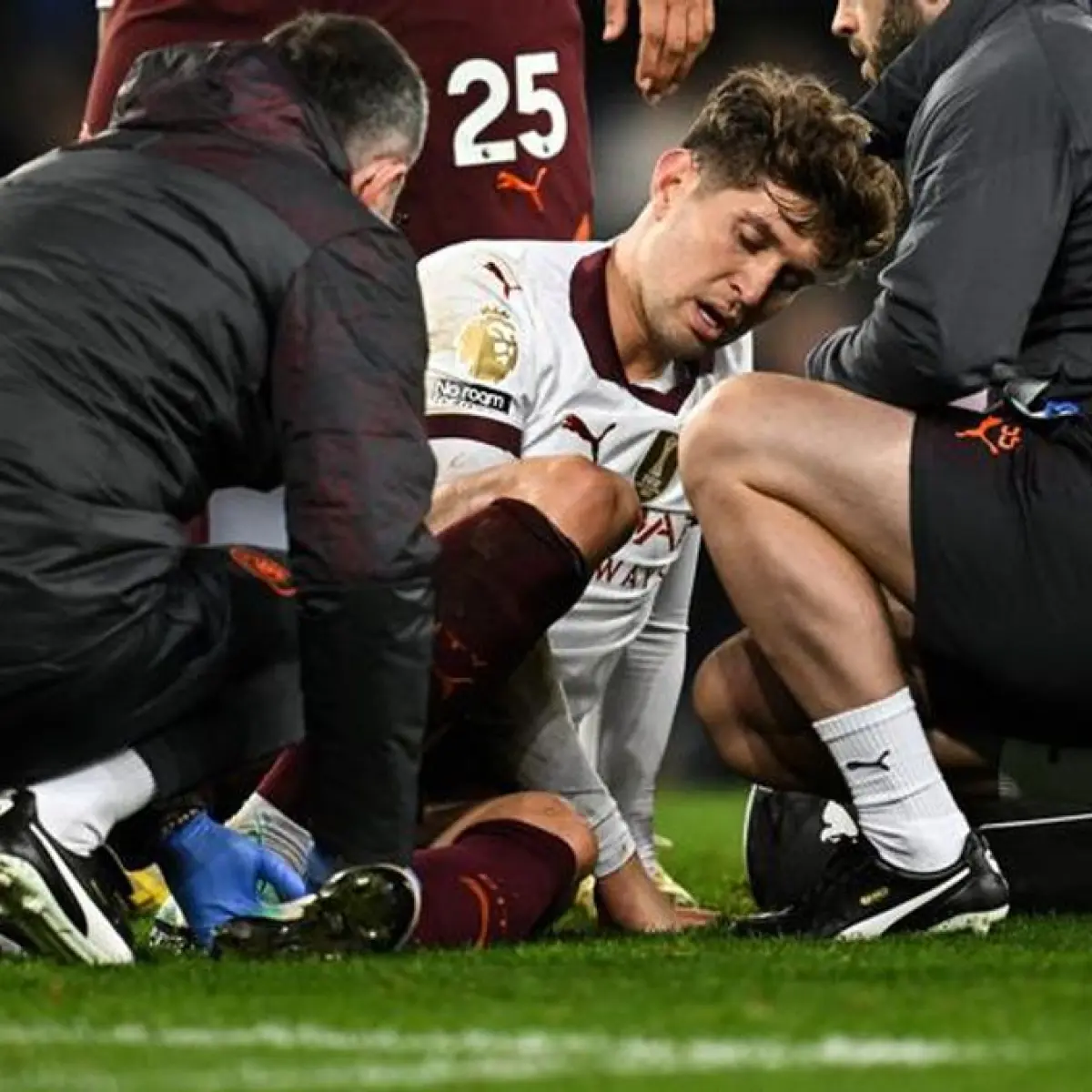 Bek Manchester City, John Stones, mendapatkan perawatan saat bertanding melawan Everton di Goodison Park dalam laga pekan 19 Liga Inggris 2023/2024, Kamis (28/12/2023) dini hari WIB. John Stones harus keluar lapangan karena mengalami cedera pergelangan ka