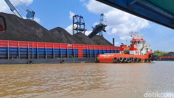 Sejumlah kapal tongkang pengangkut batu bara melintas di Sungai Mahakam, Samarinda, Kalimantan Timur. Foto: ANTARA FOTO/M RISYAL HIDAYAT
