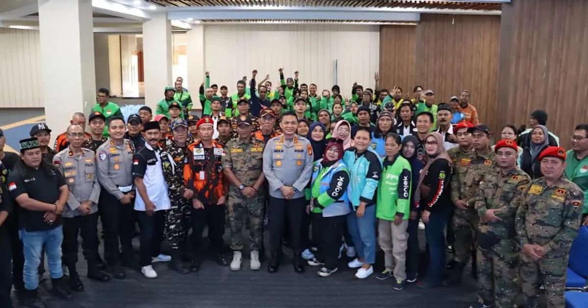 Kapolres Metro Depok, Kombes Pol Abdul Waras bersama Potmas dan ojol usai penyaluran bantuan bersama Sabuk Kamtibmas di Mapolres Metro Depok, Jumat (24/04/26). (Foto: dok.narasumber)