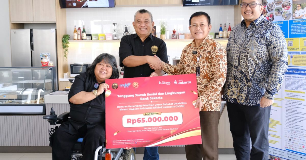Bank Jakarta menyalurkan bantuan pelatihan bagi penyandang disabilitas binaan YaSDI dalam rangka HUT ke-65. [Foto: Bank Jakarta]