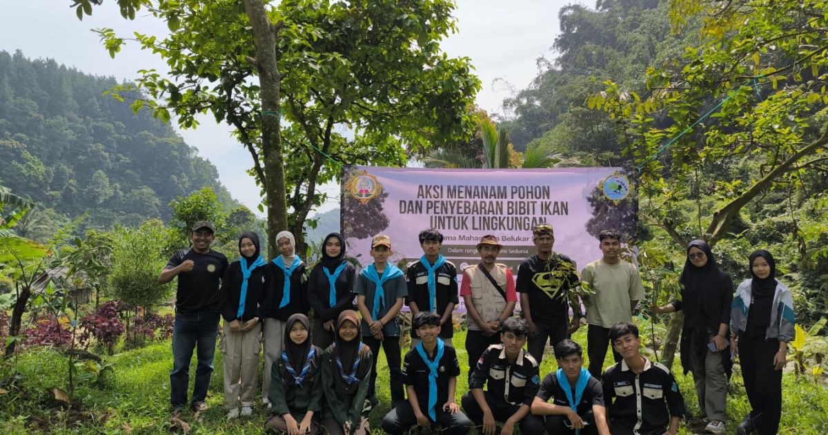 Generasi muda Pamijahan gelar aksi tanam pohon dan tebar ikan di Hulu Sungai Cipurabakti dalam peringatan Hari Bumi 2026.(Dede Surya)