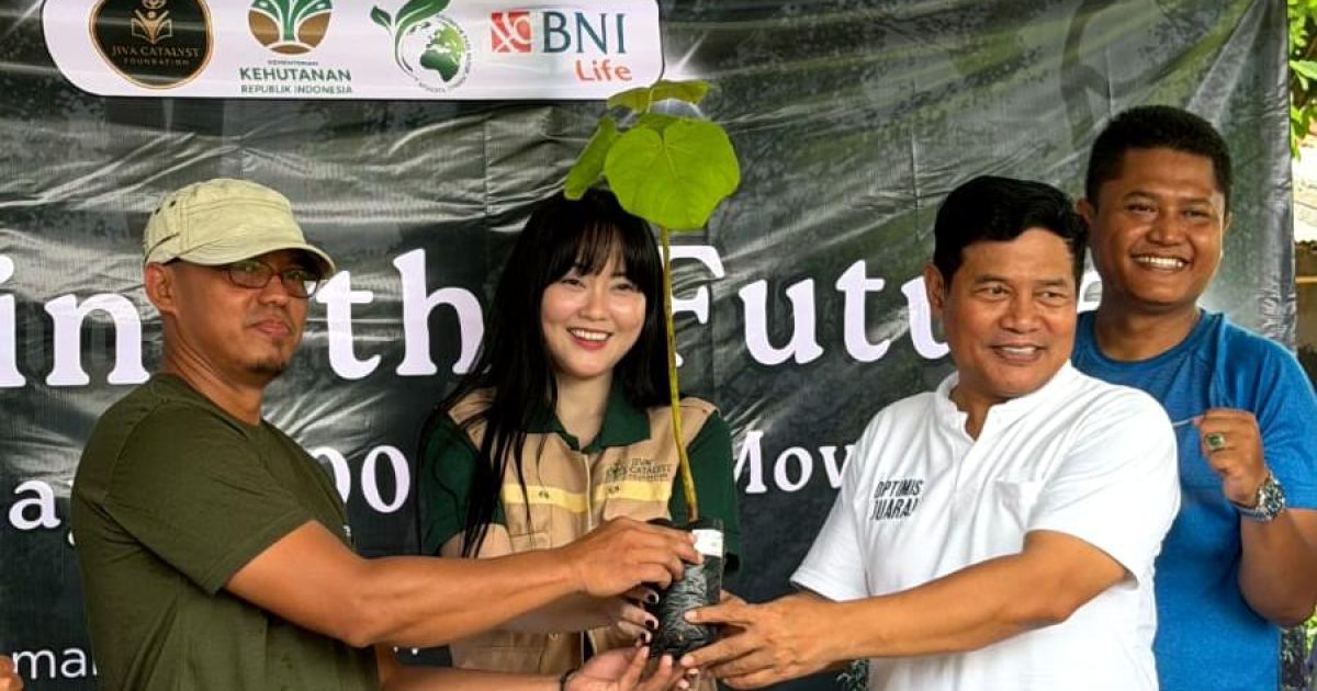 Aksi tanam 1.000 pohon di Parungpanjang dalam program Rooting the Future jadi momentum kolaborasi lintas sektor di Hari Bumi 2026. (Dede Surya).
