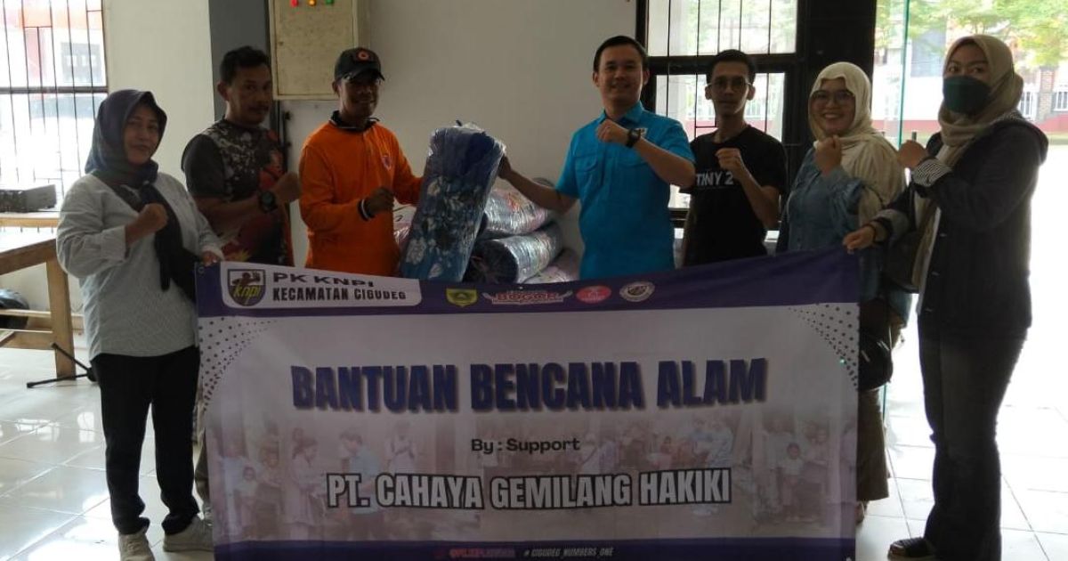 DPK KNPI Cigudeg bersama PT Cahaya Gemilang Hakiki salurkan bantuan kasur bagi korban banjir di Cigudeg.

(Dede Surya).