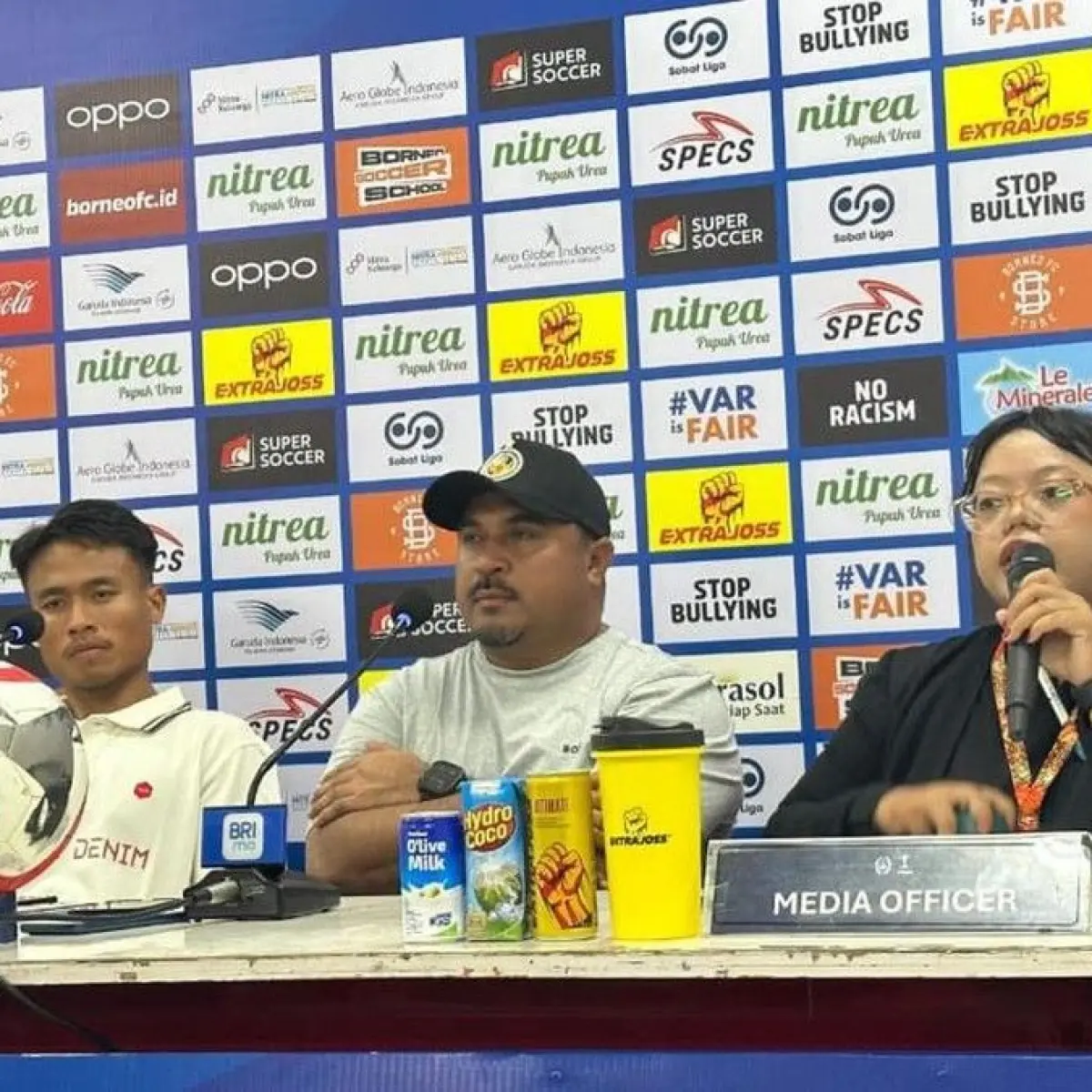 Pelatih Semen Padang Imran dan Ricky Ariansyah di sesi konferensi pers usai laga melawan Borneo FC. Foto: Riani Rahayu/detikKalimantan