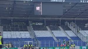 Auch das noch! Nach dem verlorenen Derby gegen Arminia Bielefeld erstrahlte der Gäste-Block im LVM-Preußenstadion in den Vereinsfarben des Erz-Rivalen...Foto: Privat