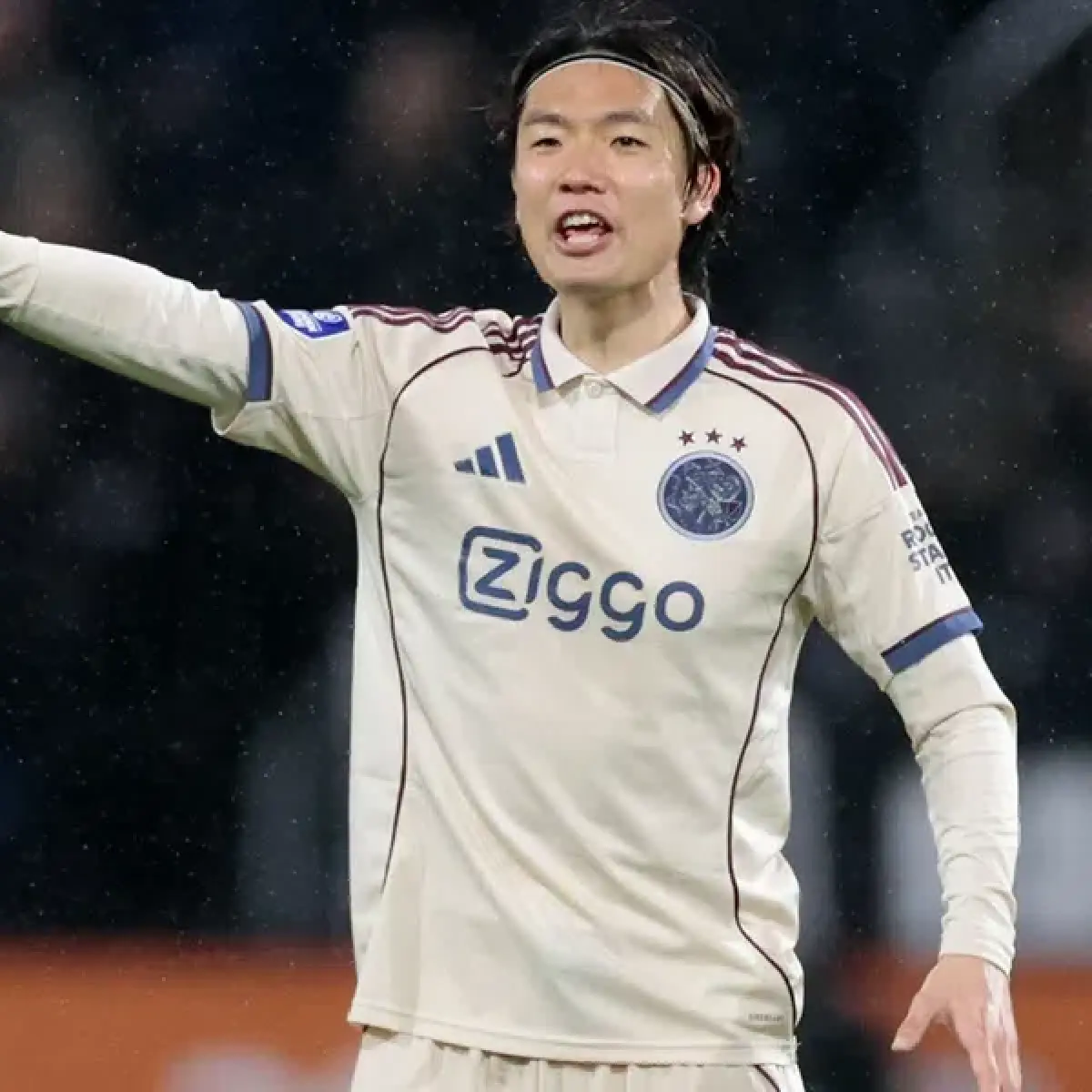 Respons Cepat Oscar Garcia: Perubahan Taktis Lini Tengah Ajax Dipicu Masukan dari Ko Itakura