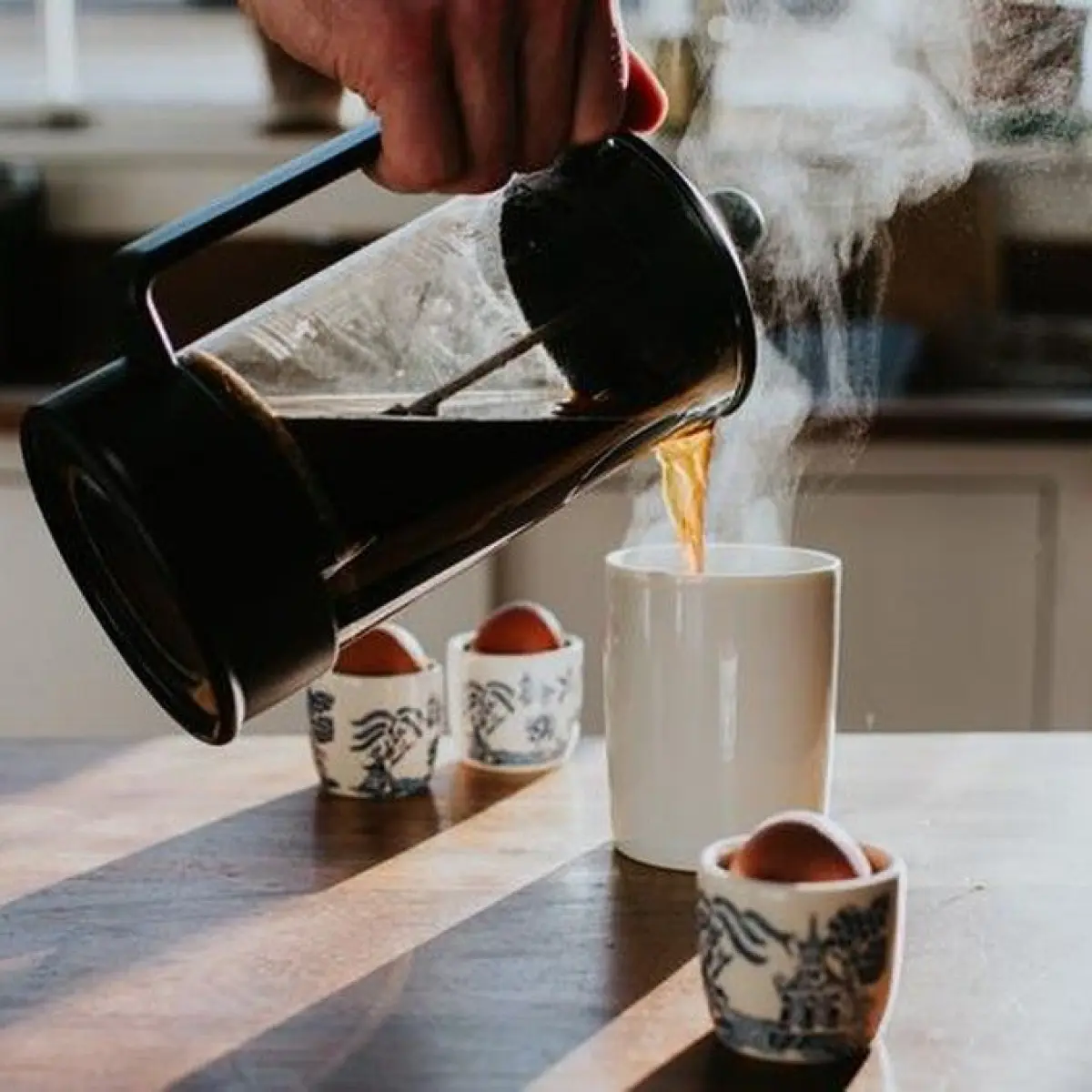 Ilustrasi seduh kopi (Foto: Getty Images/Catherine Falls Commercial)