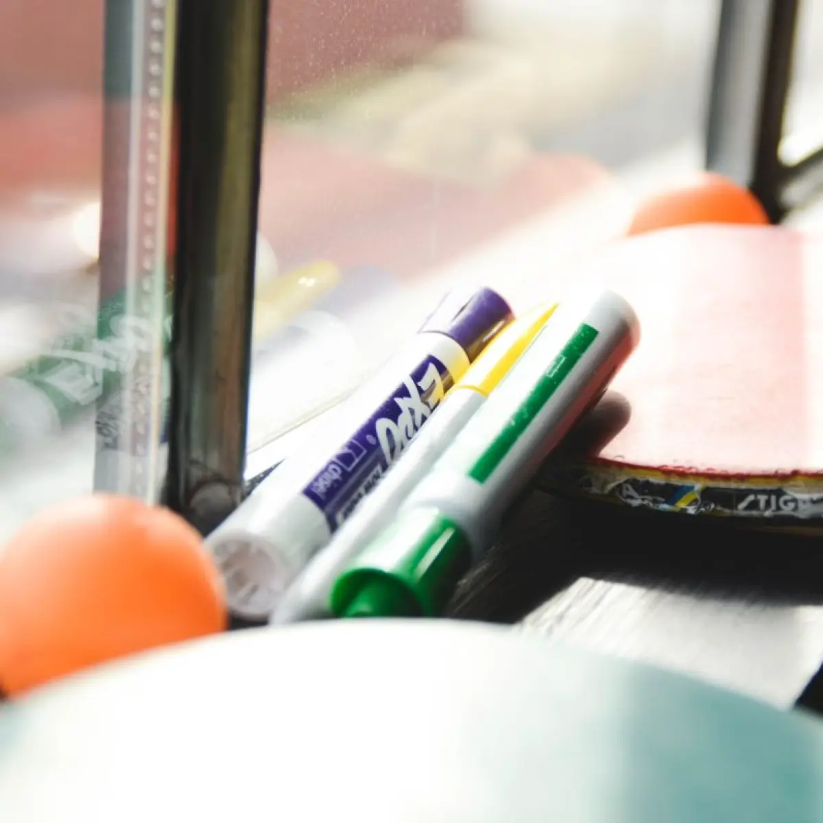 tangan menandai kalender dinding dengan spidol merah close-up (Foto: Get)