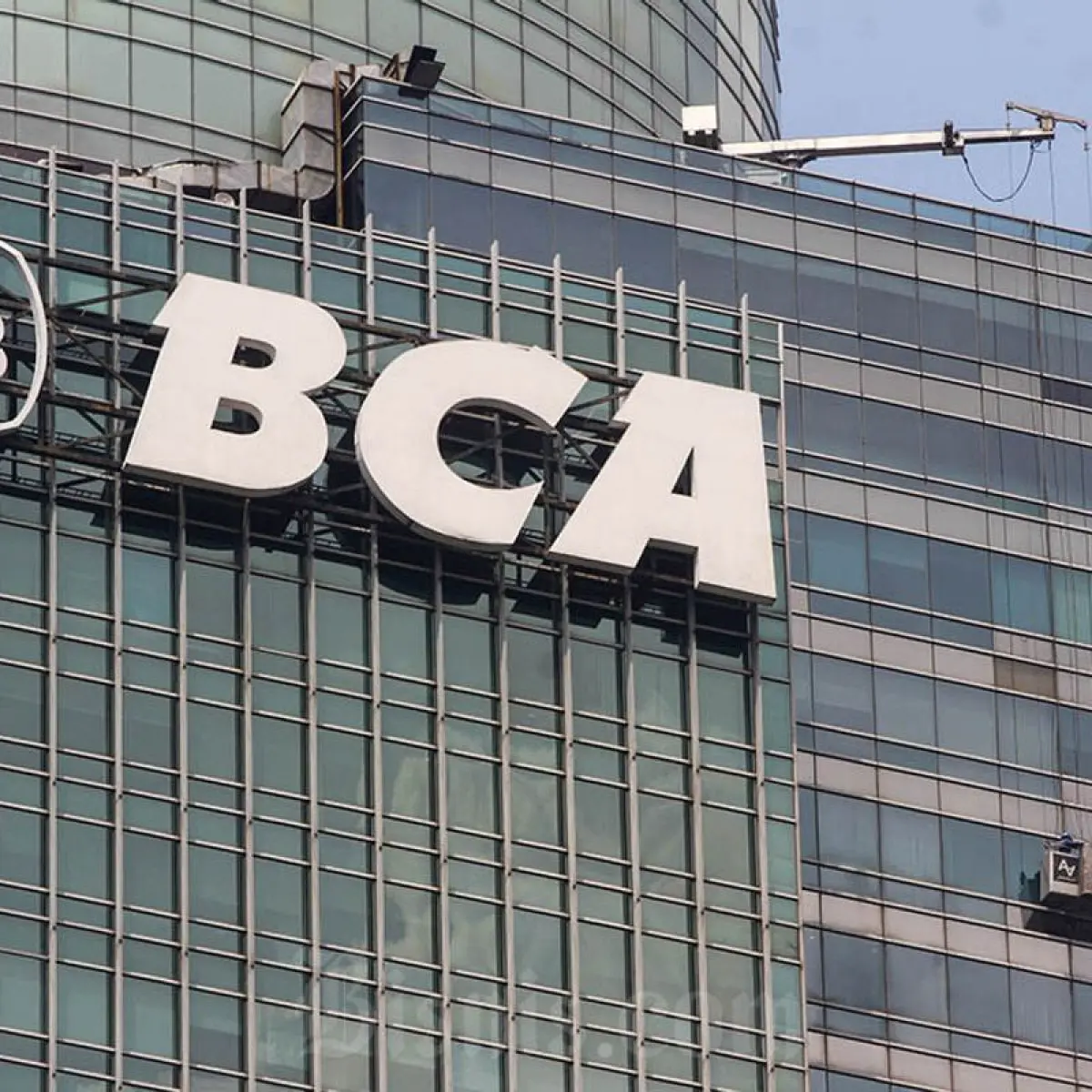 Pekerja beraktivitas di dekat logo milik PT Bank Central Asia Tbk di Jakarta. Bisnis/Himawan L Nugraha
