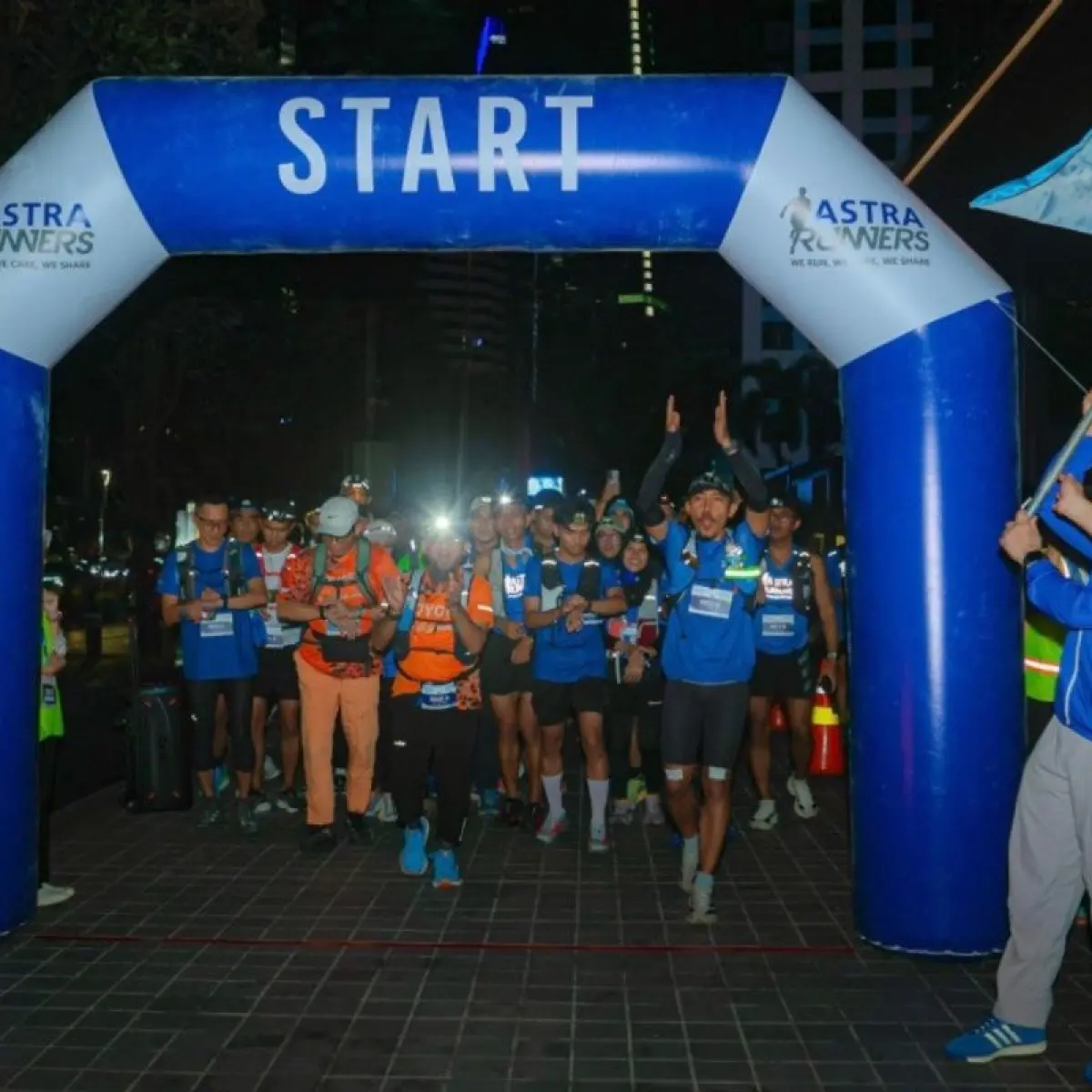 Head of Corporate Communications Astra, Windy Riswantyo (tengah) dengan para Pembina Astra Runners yaitu Group Chief Financial Officer Astra Infra, Halim Wahjana (ke enam kanan), Direktur Astra Life, Alkaf Ghozali (ke enam kiri), bersama peserta Astra Ul