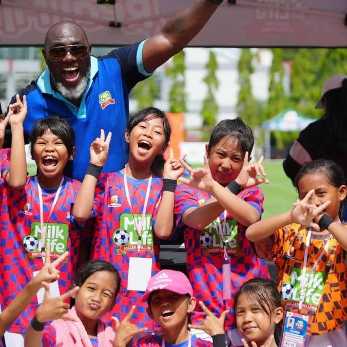 Jacksen F Tiago bersama anak-anak di ajang MLSC Samarinda. (Foto: dok. MLSC)