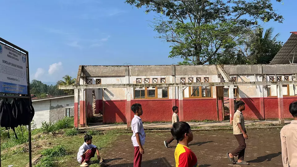 Kondisi ruang kelar yang rusak di SDN Pasir Munding 4 di Kecamatan Cibeber, Cianjur, Jawa Barat, Senin, 27 April 2026.  (Beritasatu.com/Riski Maulana)