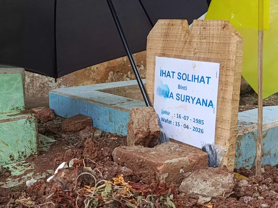 Makam Ihat pasien yang diduga dipulangkan dari ICU RS di Karawang. (Beritasatu.com/Andi Maulana)