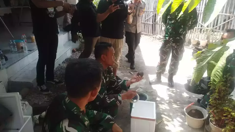 Anggota TNI mengamankan granat yang ditemukan warga saat menggali septiktang di Kelurahan Lemahwungkuk, Kota Cirebon, Senin, 27 April 2026. (Beritasatu.com/Dede Adhitama)