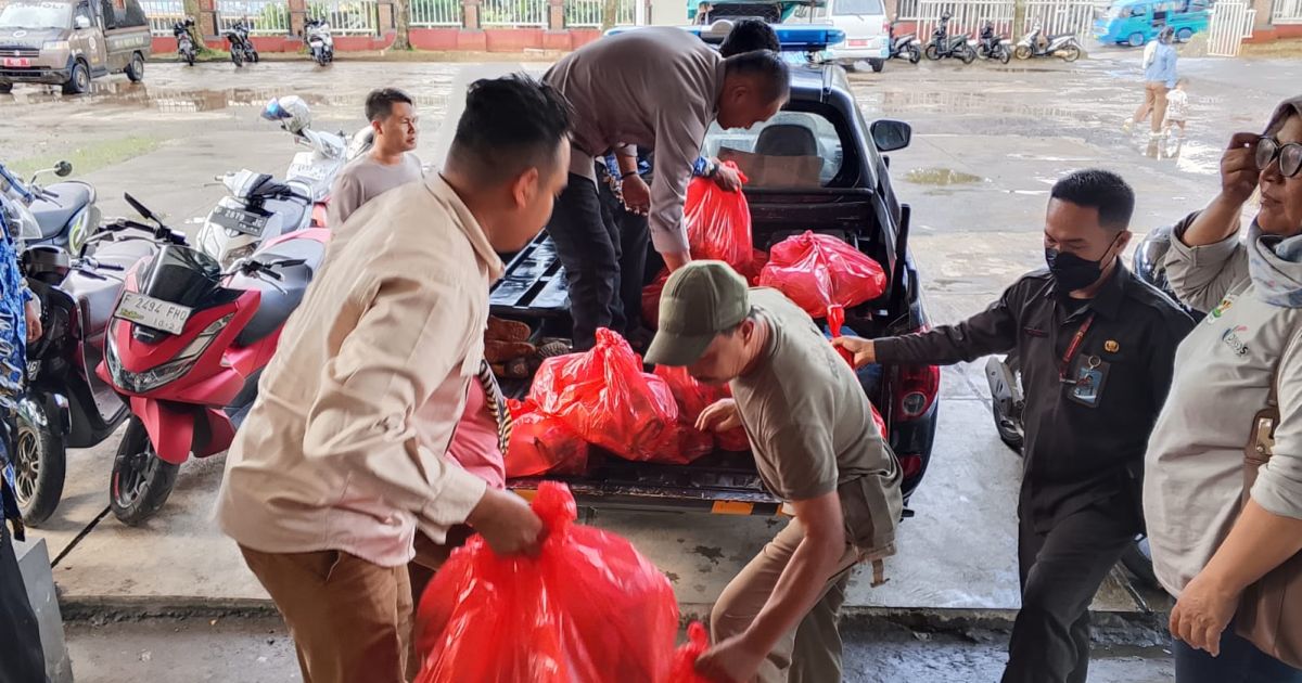 Solidaritas lintas unsur di Cigudeg terus bergerak menyalurkan logistik bagi korban banjir dan longsor.

(Dede Surya).