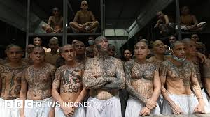 Keterangan gambar, Para narapidana di dalam sel penjara Pusat Penahanan Kontra-Terorisme (CECOT), tempat ratusan anggota geng MS-13 dan 18 Street ditahan, di Tecoluca, El Salvador, 27 Januari 2025.
