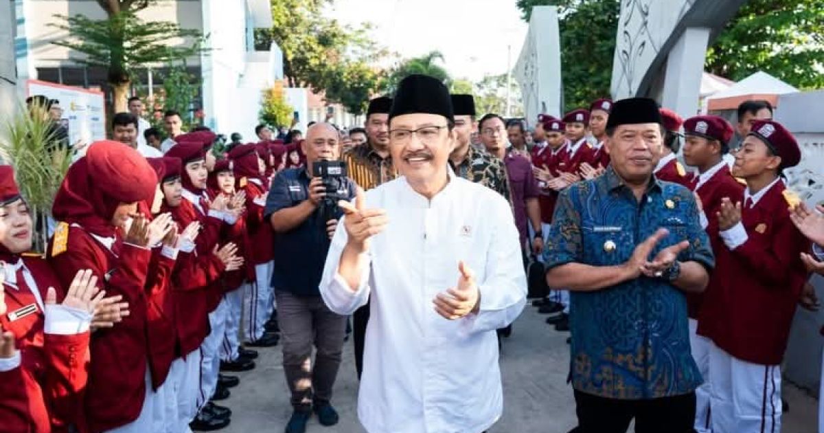 Mensos Gus Ipul, saat mengunjungi sekolah rakyat di Majalengka.
