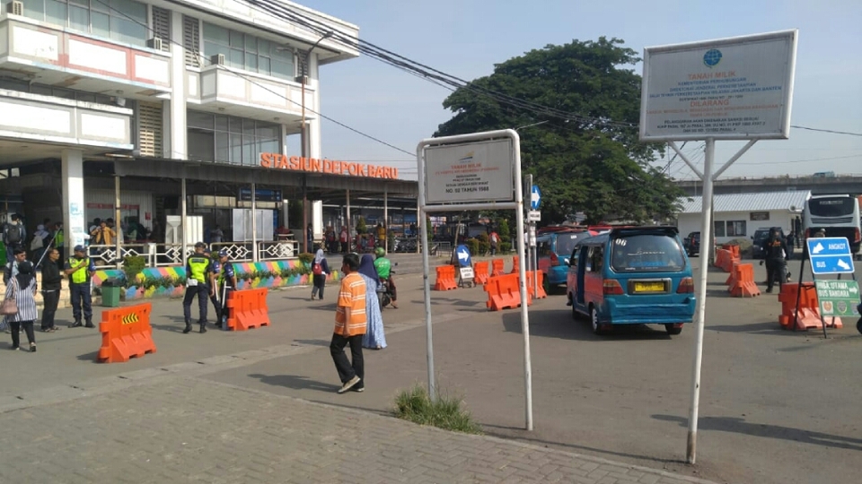 Sejumlah angkutan umum perkotaan (angkot) yang ada di Terminal Terpadu Depok di Jalan Margonda Raya, Kota Depok, Jawa Barat yang terintegrasi dengan Stasiun Depok Baru. (Suara Pembaruan/Bhakti Hariani)