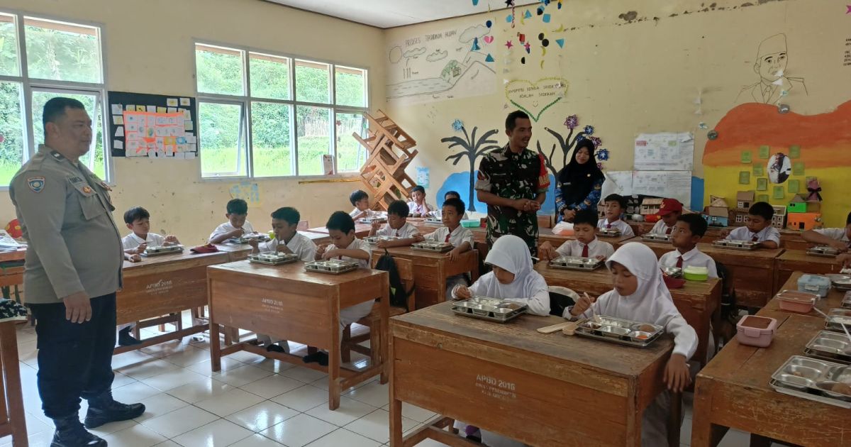 Senyum anak-anak Desa Purasari mewarnai peluncuran perdana program Makanan Bergizi Gratis. Lebih dari sekadar asupan, ini adalah harapan baru untuk generasi yang sehat, cerdas, dan siap meraih masa depan. (Dede Surya).