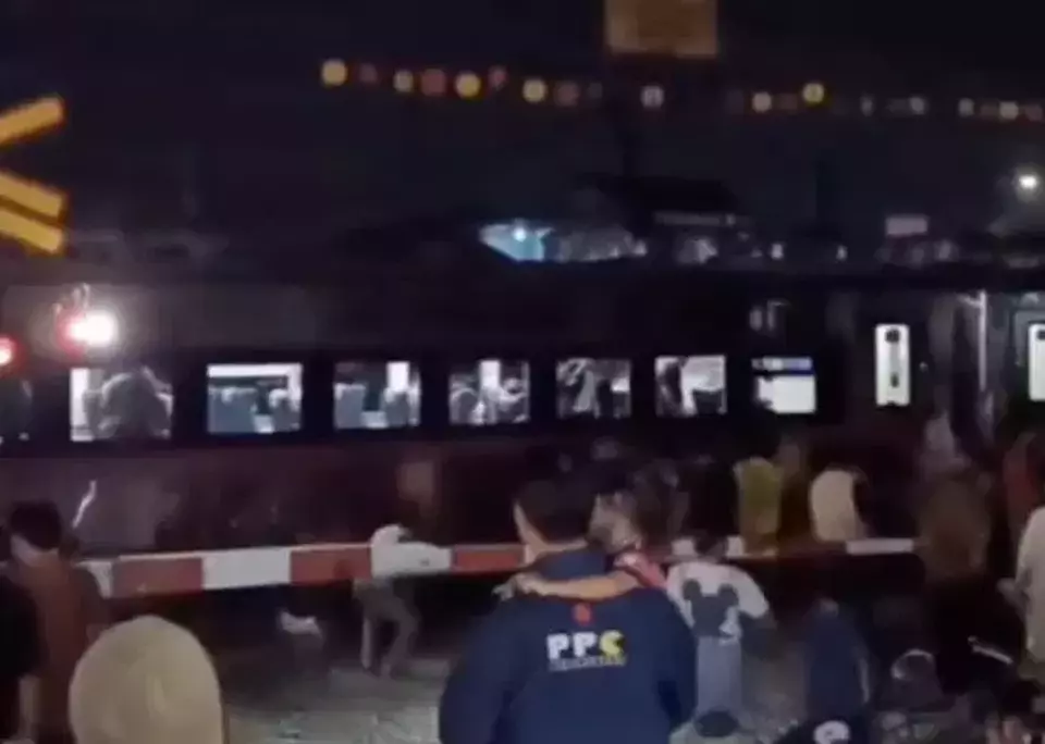 Kronologi Kecelakaan Adu Banteng Kereta Api di Stasiun Bekasi Timur Malam Hari