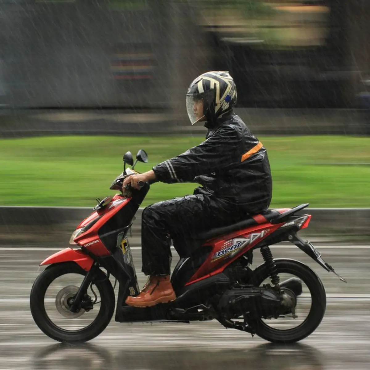 Ilustrasi sepeda motor, pengendara sepeda motor. (SHUTTERSTOCK/DHIMI DASALINO SISWANTO)