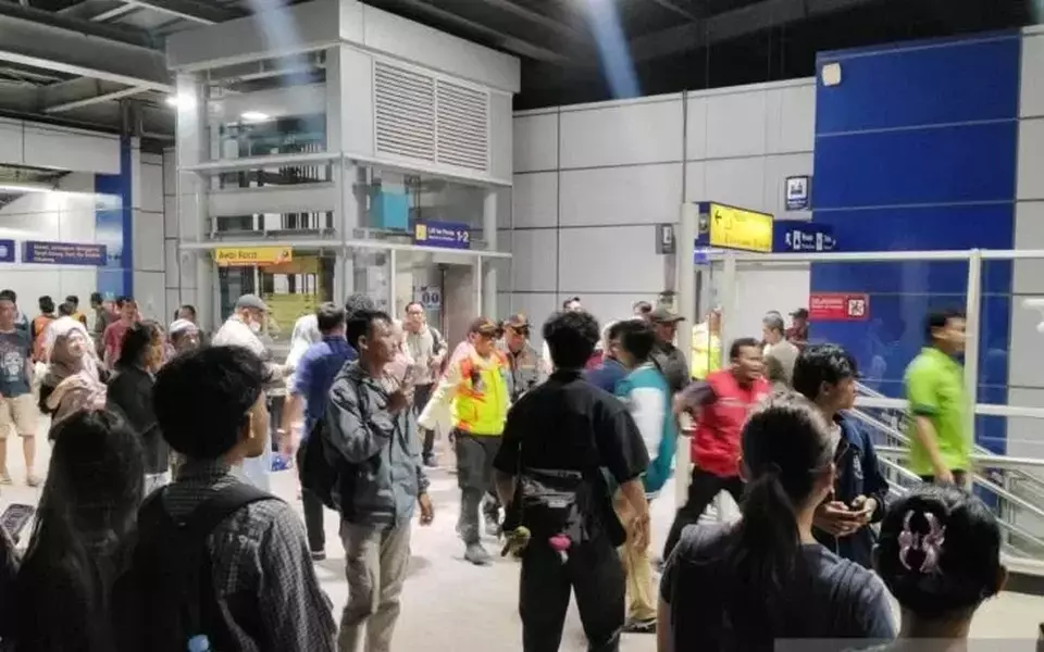 Malam Genting di Bekasi Timur: KA Argo Bromo Anggrek Adu Banteng dengan KRL, Akses Cikarang Terhenti Total