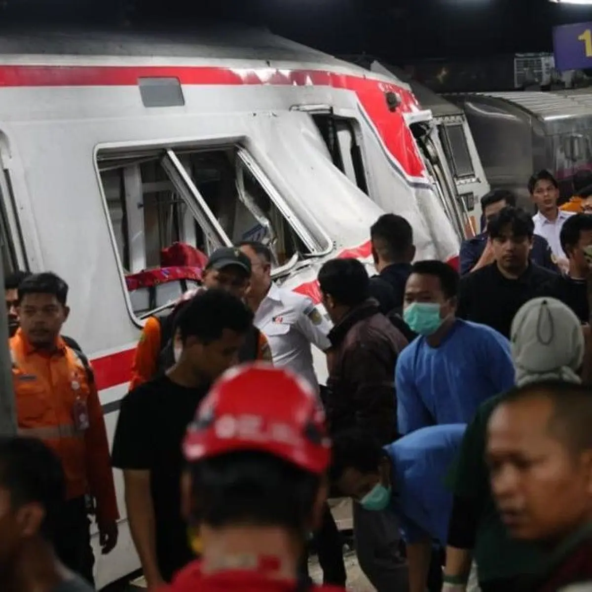 Tragedi Bekasi Timur: Tabrakan KA Argo Bromo dan KRL Renggut Tiga Nyawa, Proses Evakuasi Berlangsung Dramatis