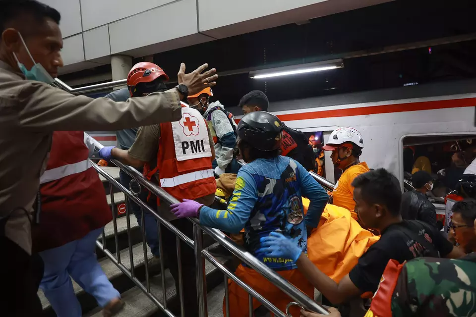 Petugas SAR gabungan mengevakuasi korban kecelakaan KRL Commuterline dan KA Argo Bromo Anggrek relasi Gambir-Surabaya Pasar Turi di Stasiun Bekasi Timur, Bekasi, Jawa Barat, Senin 27 April 2026 malam.
 (Antara Foto/Dhemas Reviyanto)