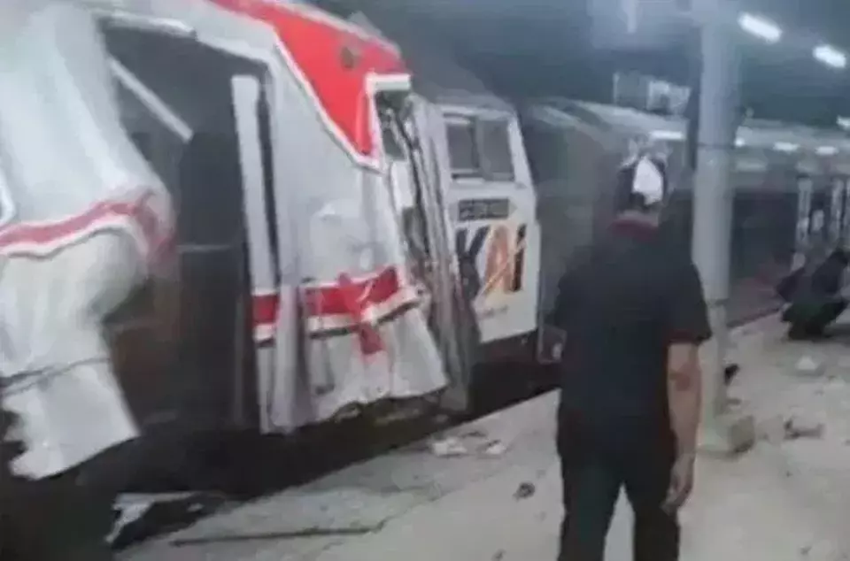 Kereta Commuter Line ditabrak kereta api jarak jauh di Stasiun Bekasi Timur. 
 (Antara/Tangkapan layar video)