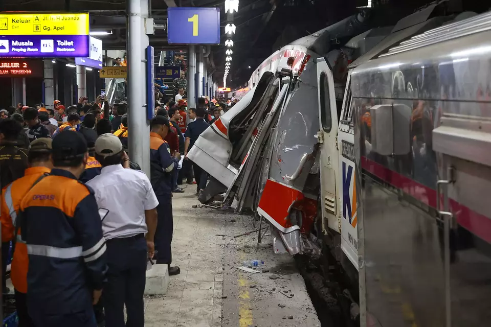 Kondisi gerbong KRL Commuterline yang bertabrakan dengan KA Argo Bromo Anggrek relasi Gambir-Surabaya Pasar Turi di Stasiun Bekasi Timur, Bekasi, Jawa Barat, Senin 27 April 2026 malam. (Antara Foto/Dhemas Reviyanto)
