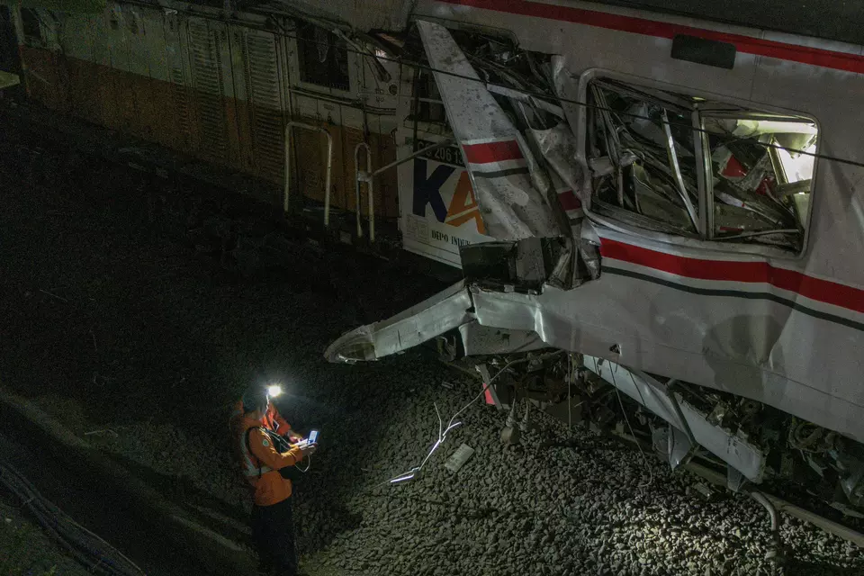 Petugas memeriksa kondisi gerbong KRL Commuterline yang bertabrakan dengan KA Argo Bromo Anggrek relasi Gambir-Surabaya Pasar Turi di Stasiun Bekasi Timur, Bekasi, Jawa Barat, Senin 27 April 2026.  (Antara Foto/Darryl Ramadhan)