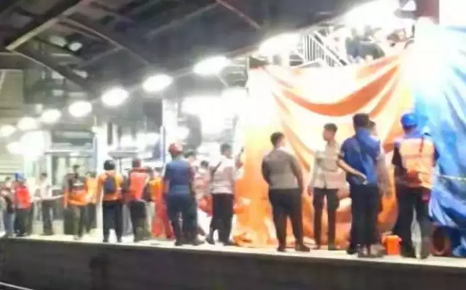 Antisipasi Evakuasi Korban, Petugas Siapkan Kantong Jenazah di Stasiun Bekasi Timur
