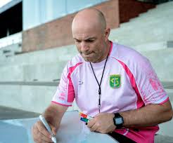 Bernardo Tavares saat menyiapkan sesi latihan tim jelang lawan Arema FC. (Persebaya)