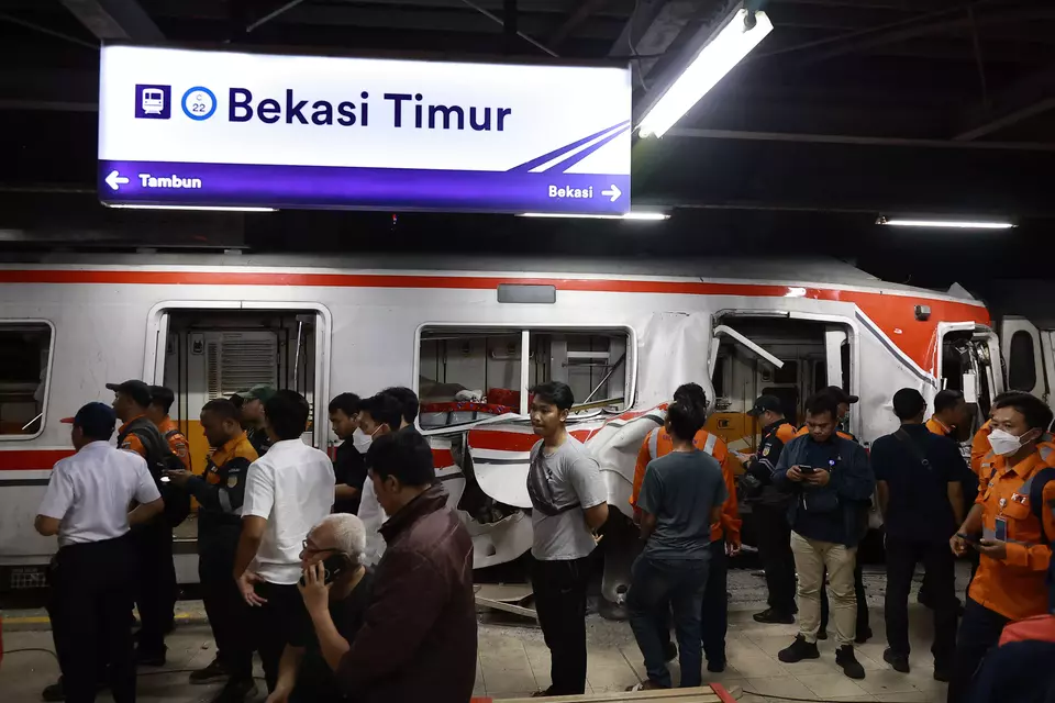 Kondisi gerbong KRL Commuterline yang bertabrakan dengan KA Argo Bromo Anggrek relasi Gambir-Surabaya Pasar Turi di Stasiun Bekasi Timur, Bekasi, Jawa Barat, Senin 27 April 2026 malam. (Antara Foto/Dhemas Reviyanto)