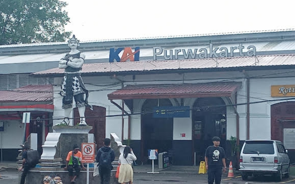 Suasana di depan Stasiun Purwakarta, Jawa Barat, Selasa 28 April 2026. (Beritasatu.com/Alex Supriadi)