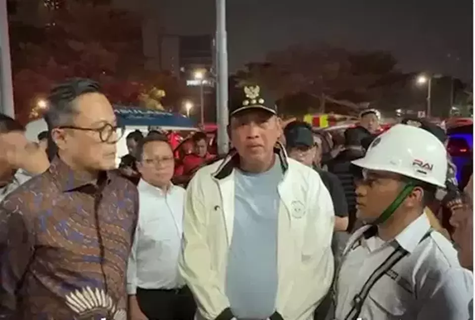 Kepala BP BUMN sekaligus COO Danantara, Dony Oskaria, meninjau langsung lokasi kecelakaan kereta api di wilayah Bekasi Timur pada Selasa (28/4/2026) dini hari. (Istimewa)