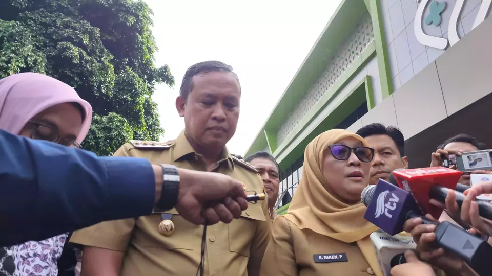 Direktur Utama RSUD Kota Bekasi, Ellya Niken Prastiwi (kanan), menyebut pihaknya menangani puluhan korban tabrakan kereta di Bekasi Timur sejak Senin 27 April 2026 malam. (Beritasatu.com/Rino Fajar Setiawan)