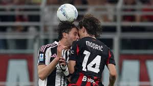 Momen Modric (kanan) berbenturan wajah dengan Locatelli dalam duel udara di laga Milan vs Juventus. Foto: Getty Images/Timothy Rogers