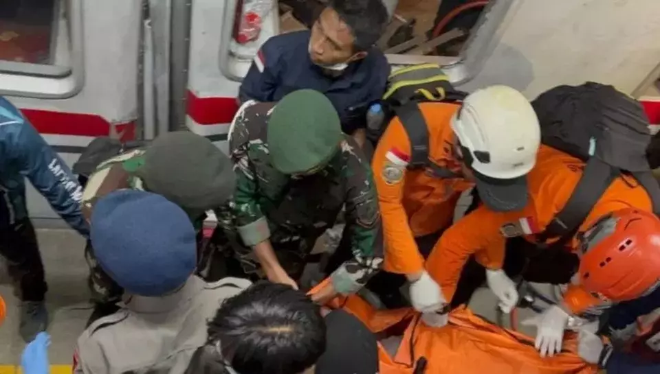 Tim Search and Rescue (SAR) gabungan mengungkap kronologi evakuasi korban kecelakaan KRL commuter line dengan KA Argo Bromo Anggrek di Stasiun Bekasi Timur, Kota Bekasi, Senin, 27 April 2026. (SAR Jakarta)
